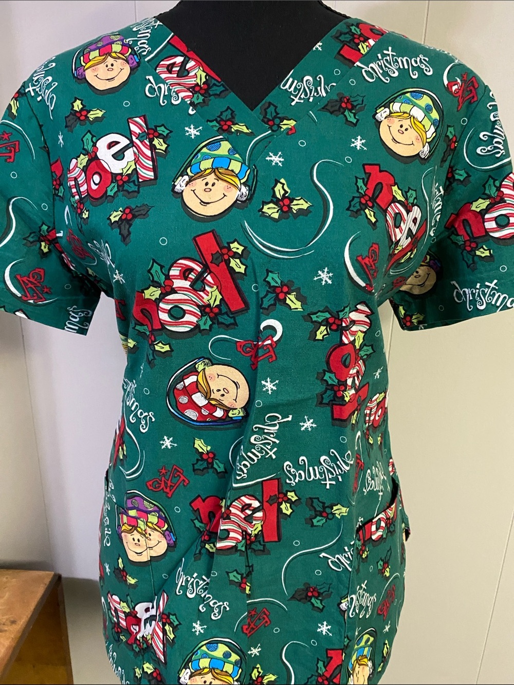 Comfy Cotton. Women’s Green Holiday scrub Top - Size S